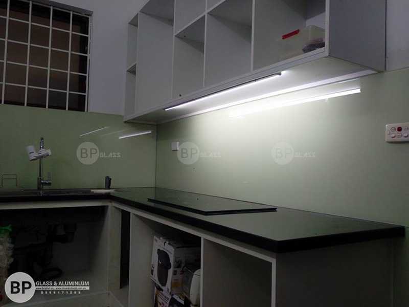 Kính sơn màu ốp bếp tại số 51 Nguyễn Viết Xuân